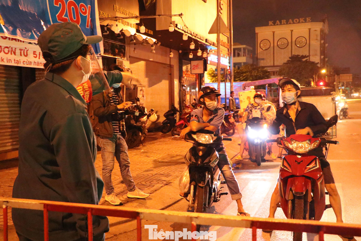 Phường Thạnh Lộc (quận 12) và quận Gò Vấp giãn cánh xã hội theo chỉ thị 16 của Chính phủ.