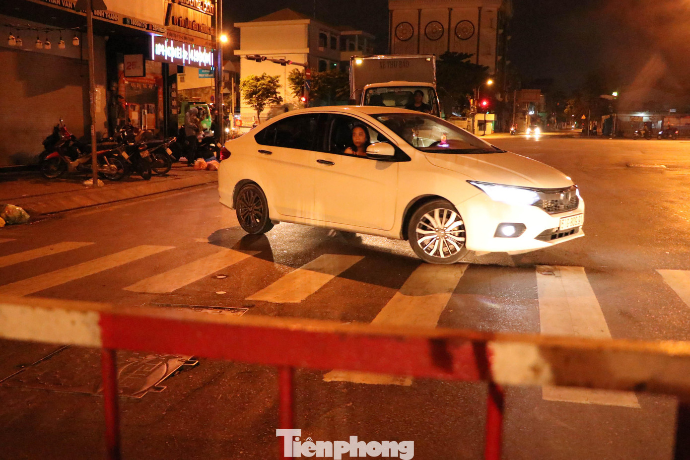 Trong khi đó, nhiều phương tiện không phải ở trên địa bàn quận Gò Vấp khi gặp chốt kiểm soát cũng đã quay đầu chuyển hướng. Trong khi đó, nhiều phương tiện không phải ở trên địa bàn quận Gò Vấp khi gặp chốt kiểm soát cũng đã quay đầu chuyển hướng.