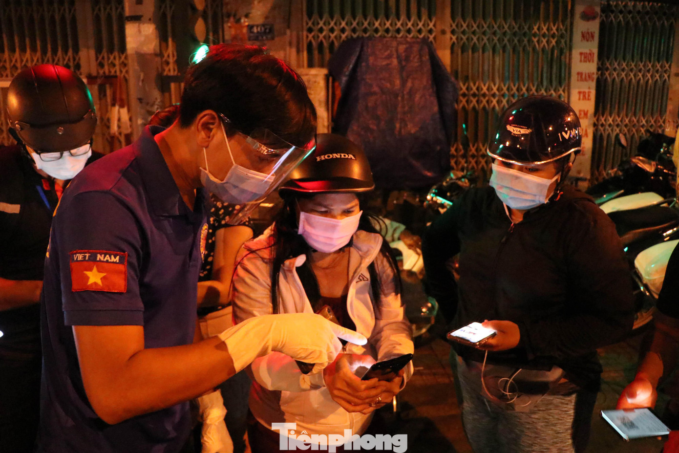 Những người dân ở quận Gò Vấp muốn đi ra khỏi địa phương phải thực hiện khai báo y tế. Một số chốt chính có bố trí lực lượng hướng dẫn người dân khai báo y tế. Những người dân ở quận Gò Vấp muốn đi ra khỏi địa phương phải thực hiện khai báo y tế. Một số chốt chính có bố trí lực lượng hướng dẫn người dân khai báo y tế.