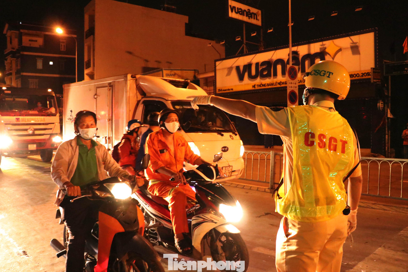 Thời điểm các chốt vừa được lập, nhiều người dân lưu thông qua không khỏi bỡ ngỡ vì bị lực lượng CSGT yêu cầu quay đầu xe trở lại. Thời điểm các chốt vừa được lập, nhiều người dân lưu thông qua không khỏi bỡ ngỡ vì bị lực lượng CSGT yêu cầu quay đầu xe trở lại.