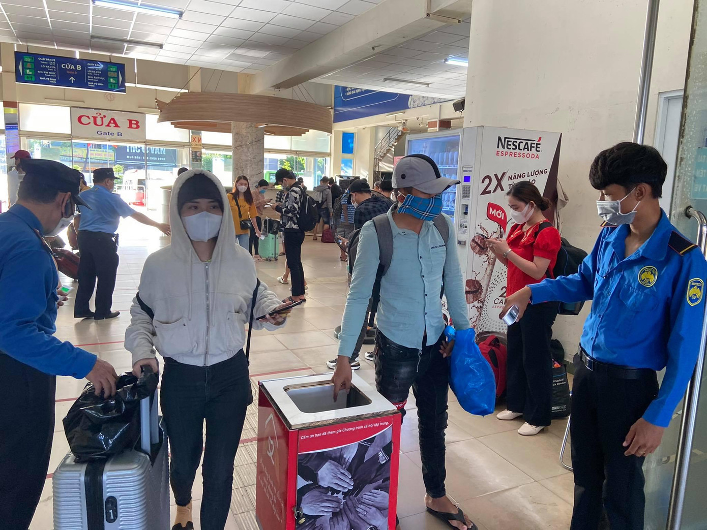 Trước tình hình dịch bệnh phức tạp, bến xe luôn thực hiện các biện pháp phòng dịch như đo thân nhiệt, nhắc nhở hành khách đeo khẩu trang. Trước tình hình dịch bệnh phức tạp, bến xe luôn thực hiện các biện pháp phòng dịch như đo thân nhiệt, nhắc nhở hành khách đeo khẩu trang.