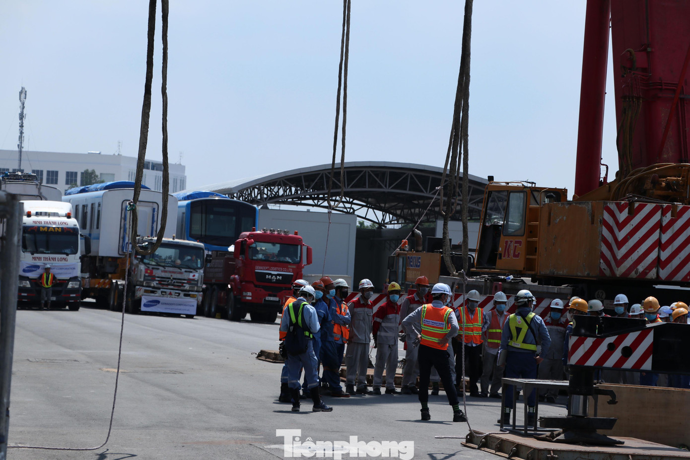 Trước khi thực hiện hạ cẩu các toa tàu, các kỹ sư, chuyên gia Việt Nam và Nhật Bản đã họp bàn phương án đảm bảo an toàn cho người và các toa tàu khi hạ xuống đường ray. Trước khi thực hiện hạ cẩu các toa tàu, các kỹ sư, chuyên gia Việt Nam và Nhật Bản đã họp bàn phương án đảm bảo an toàn cho người và các toa tàu khi hạ xuống đường ray.