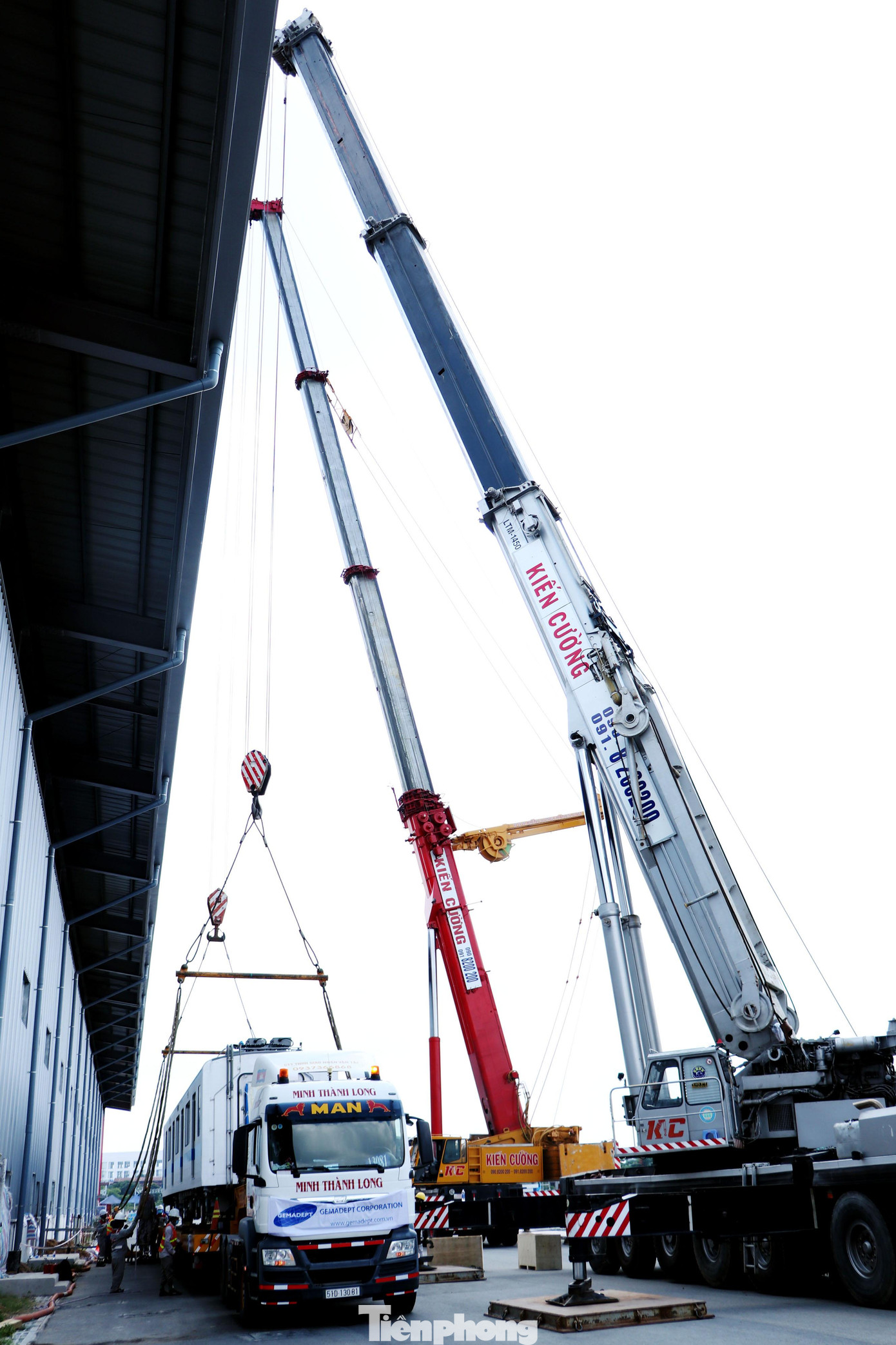 Một toa tàu Metro số 1 có chiều dài 21m, nặng 37 tấn được hai cần cẩu tải trọng hàng trăm tấn đưa từ trên xe siêu trường siêu trọng xuống đường ray. Một toa tàu Metro số 1 có chiều dài 21m, nặng 37 tấn được hai cần cẩu tải trọng hàng trăm tấn đưa từ trên xe siêu trường siêu trọng xuống đường ray.