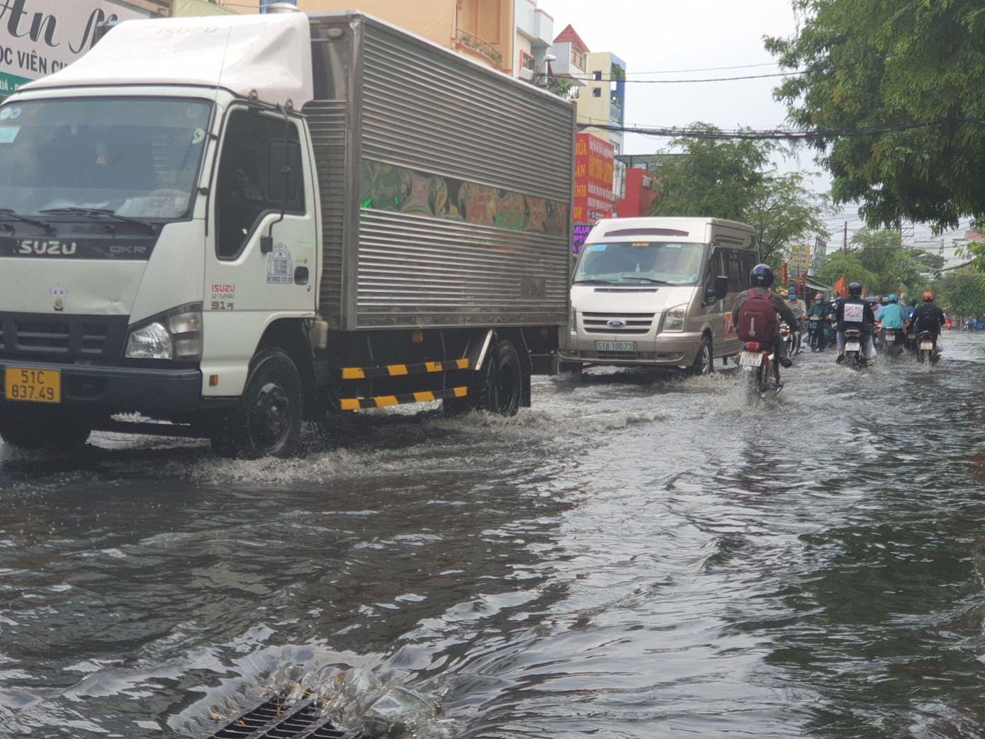 Tuy nhiên, đến nay dự án vẫn đang đình trệ khiến tuyến đường này liên tục ngập nặng mỗi khi mưa lớn.
