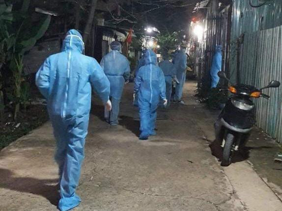 Nhân viên y tế truy vết ca nghi mắc COVID-19 ở Hóc Môn. Nhân viên y tế truy vết ca nghi mắc COVID-19 ở Hóc Môn.