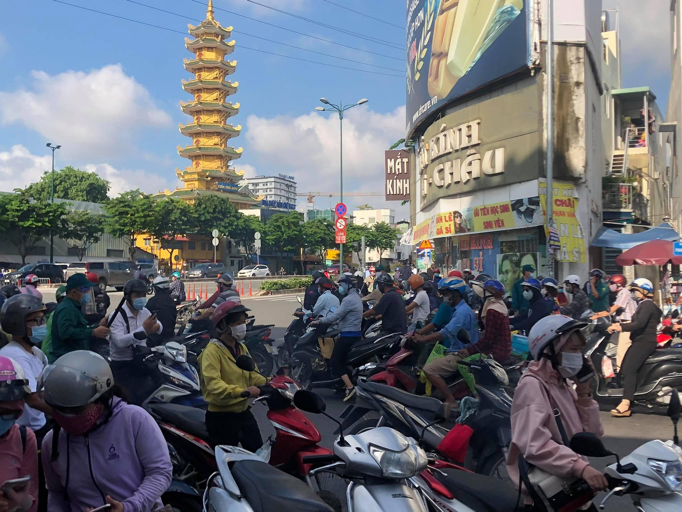 Các chốt kiểm soát được quận Gò Vấp thành lập từ 0h ngày 31/5, sau khi UBND TPHCM ban hành quyết định giãn cách xã hội quận này theo chỉ thị 16 của Chính phủ.