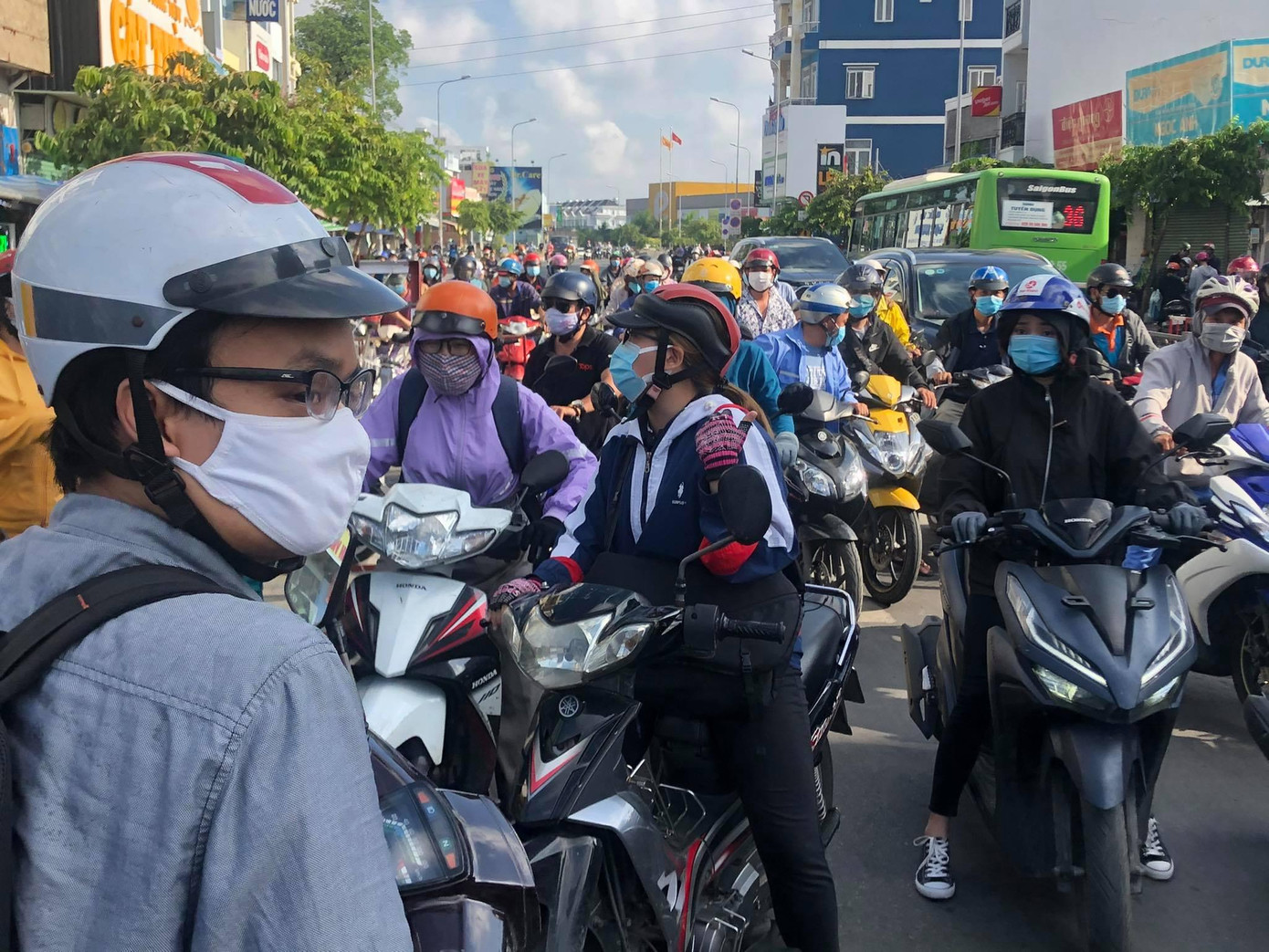 Chủ tịch UBND quận Gò Vấp cho biết, ngày 31/5, người dân địa phương vẫn được đi làm bình thường nhưng phải khai báo y tế.