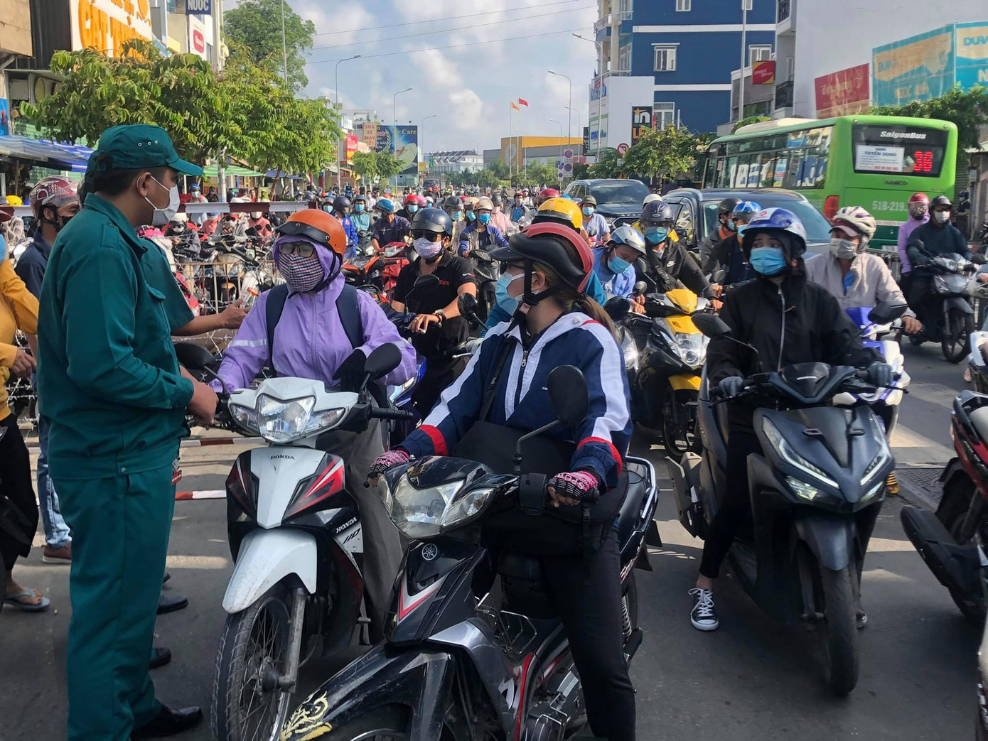 Dù được đi làm nhưng khi qua các chốt kiểm soát, người dân phải dừng lại để khai báo y tế trước khi ra khỏi địa phương.
