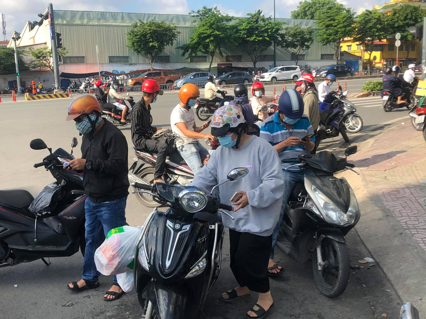 Người dân khai báo y tế tại các chố kiểm soát vào sáng 31/5.