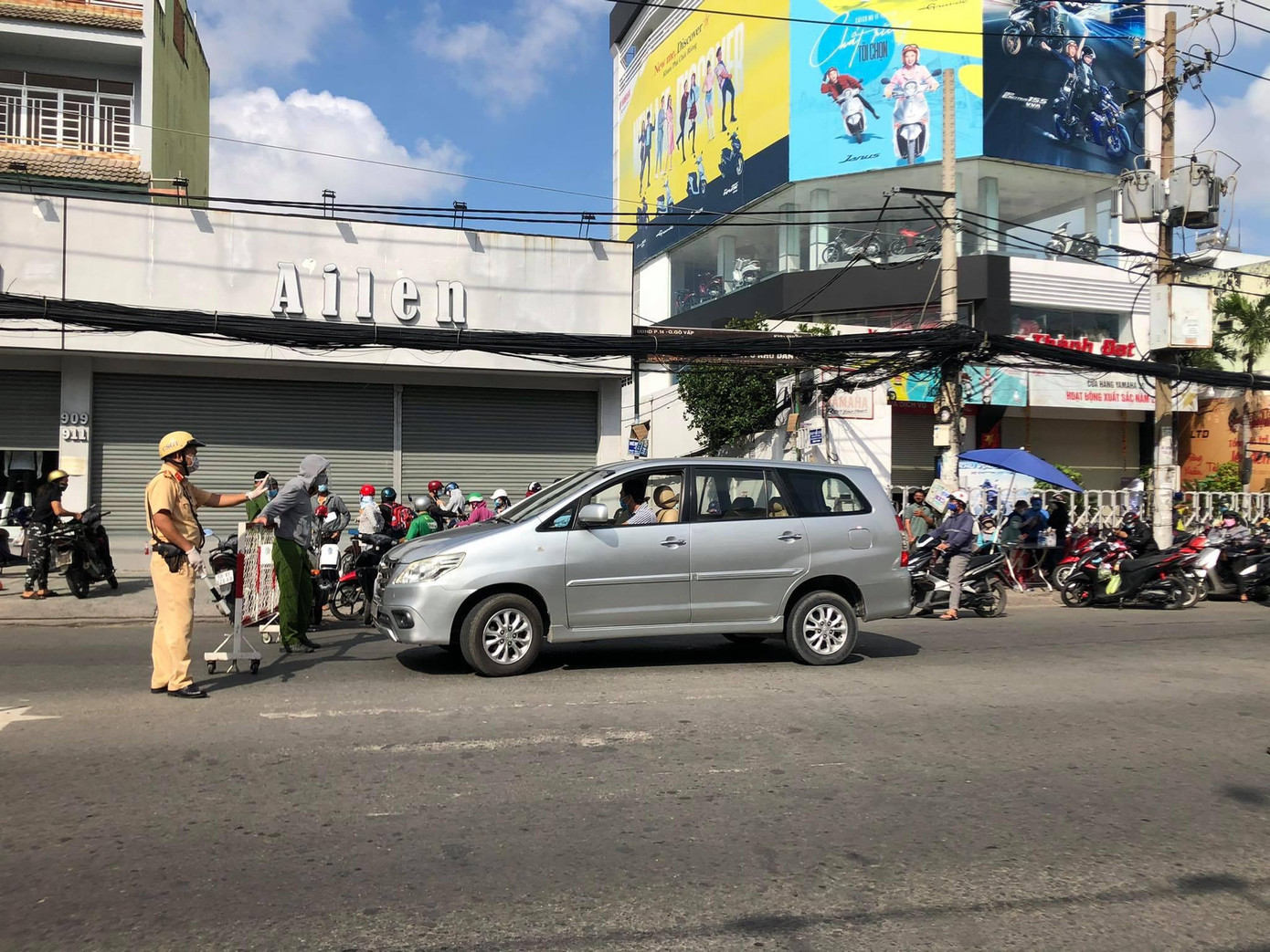 Lực lượng chức năng chốt chặn tại các chốt kiểm soát để yêu cầu người dân khai báo y tế, kiểm soát phương tiện ra vào địa phương.