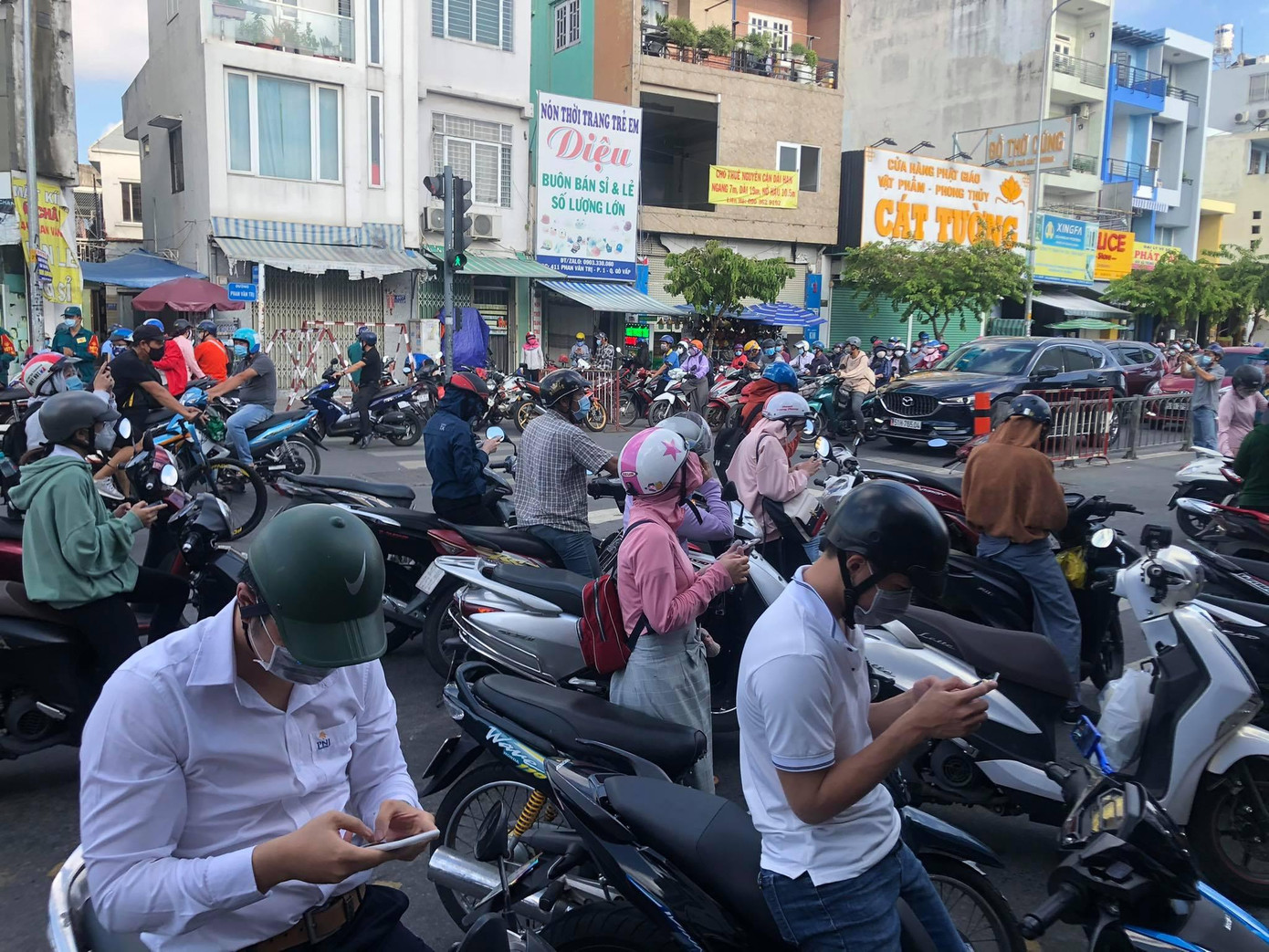 Trong buổi sáng 31/5, rất đông người muốn ra khỏi địa bàn quận Gò Vấp để đi làm phải dừng lại để khai báo y tế ở các chốt kiểm soát.