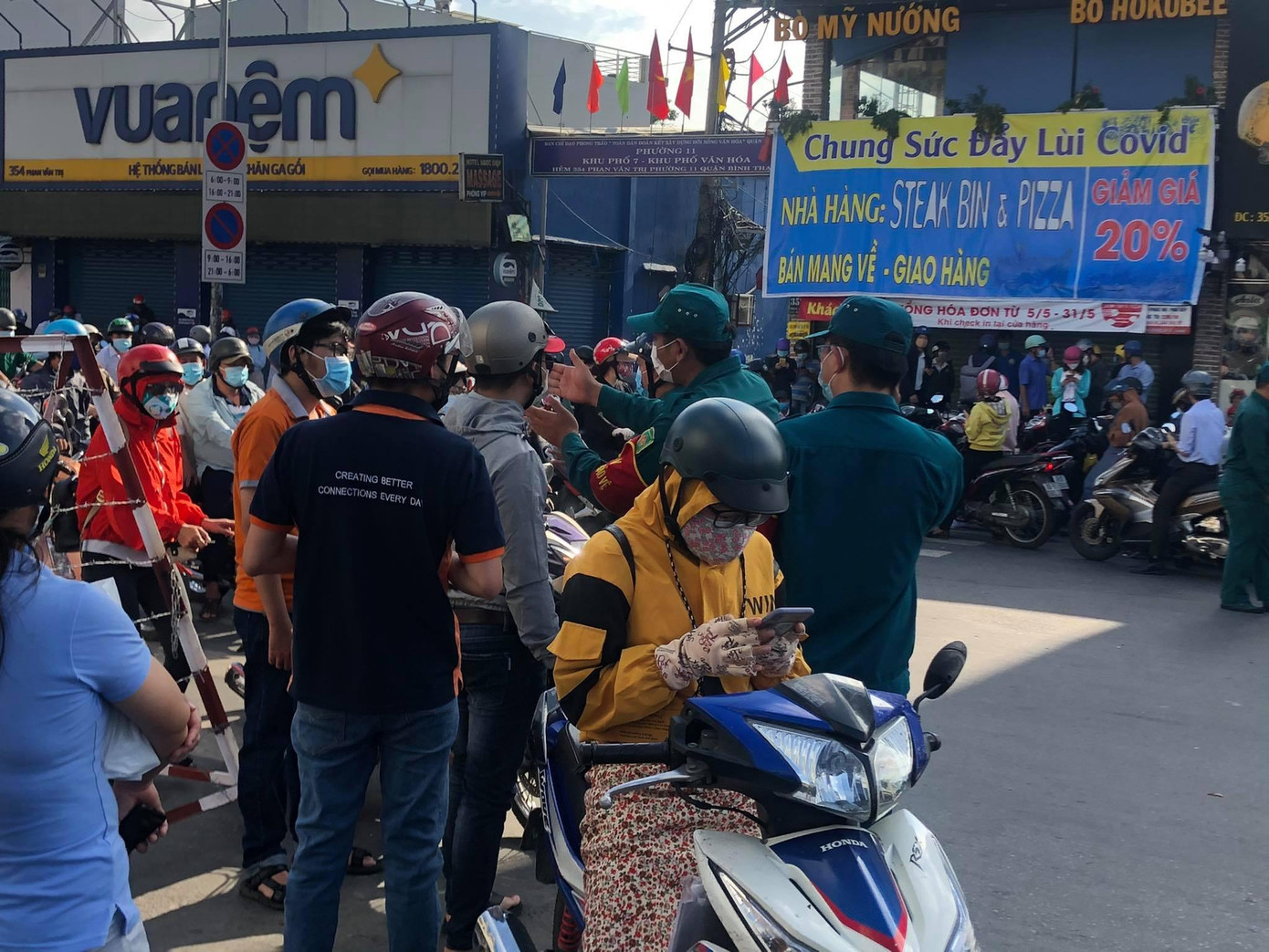 Việc người dân dừng lại khai báo y tế quá đông khiến khu vực các chốt kiểm soát cửa ngõ quận Gò Vấp ùn tắc cục bộ, nhiều người tập trung cùng một thời điểm.