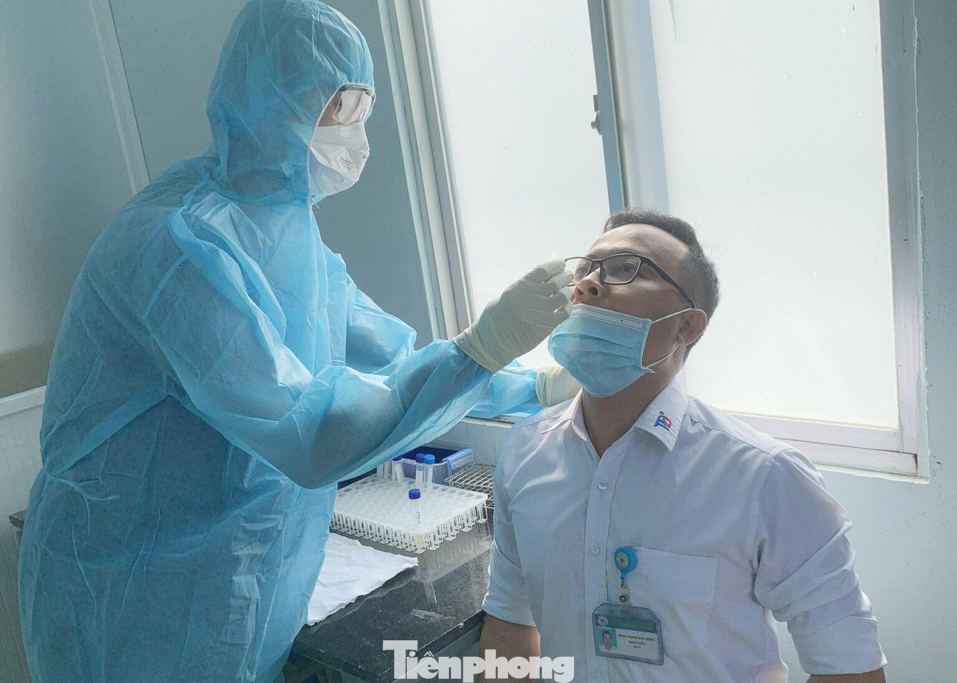 Bệnh viện TP Thủ Đức xuyên đêm lấy mẫu xét nghiệm.