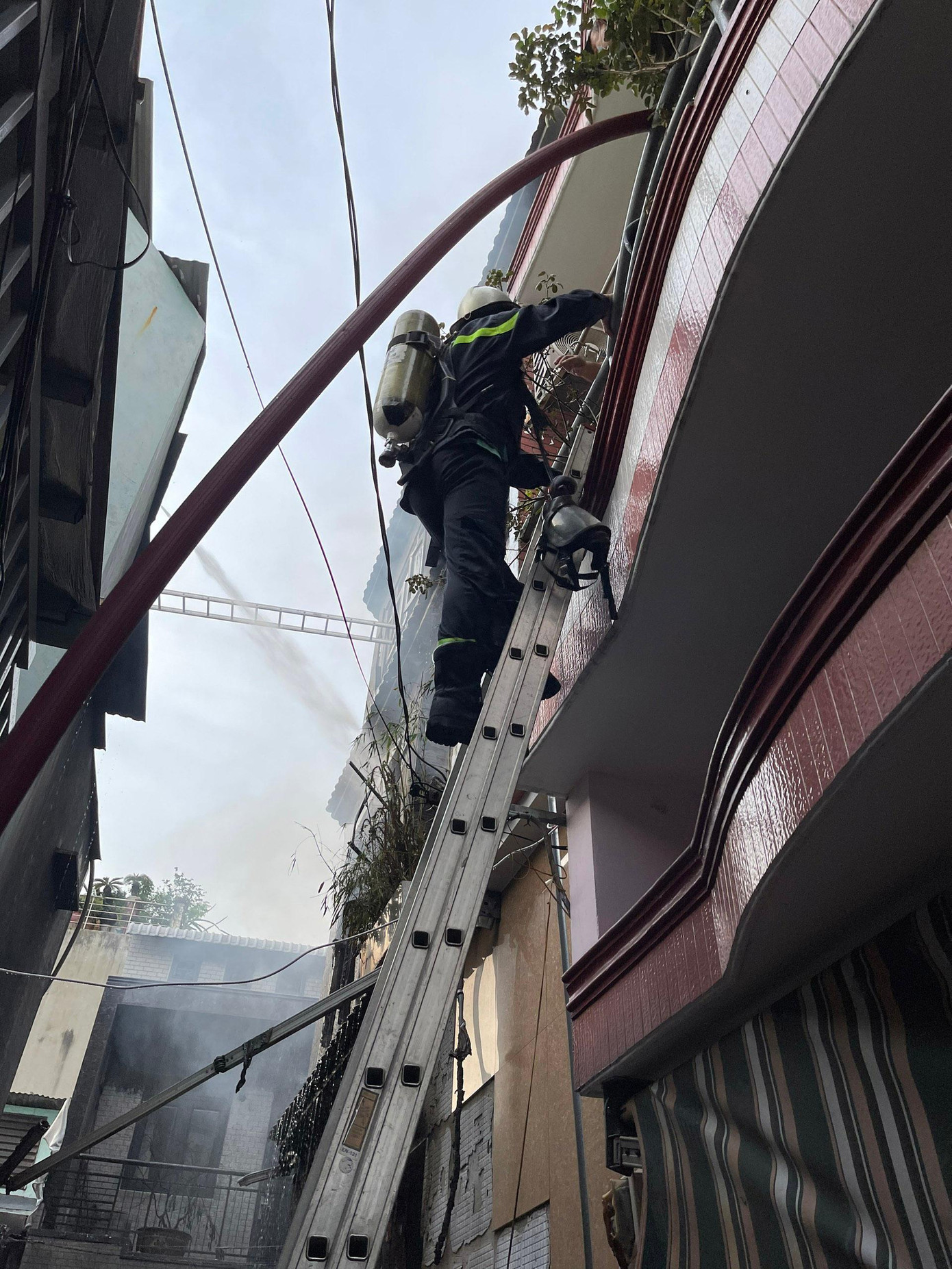 Lính cứu hỏa tiếp cận ngôi nhà bị cháy.