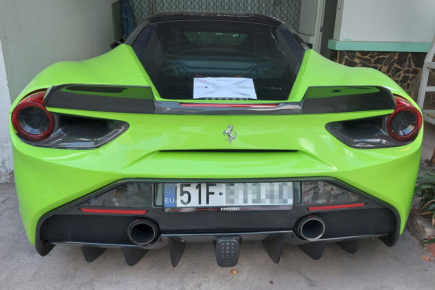 Chiếc xe được đưa về trụ sở Công an.