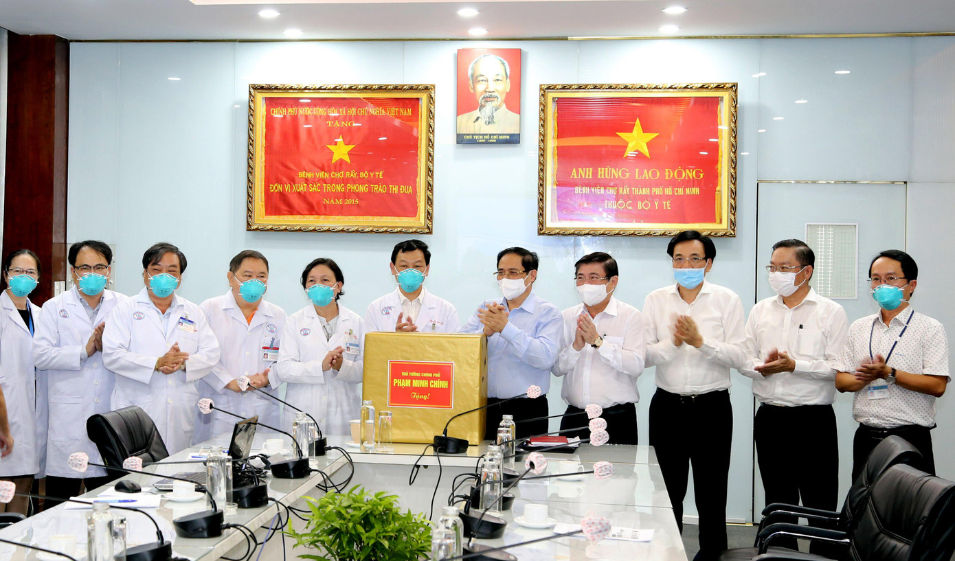 Thủ tướng tặng quà lưu niệm cho Bệnh viện Chợ Rẫy. Ảnh: An Mỹ.
