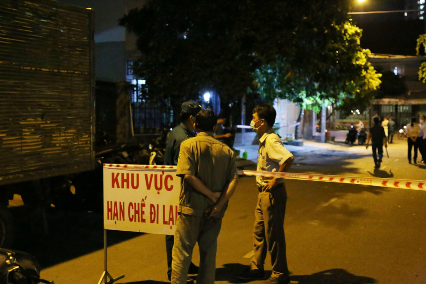 Lực lượng chức năng canh phòng nghiêm ngặt trước tòa nhà.