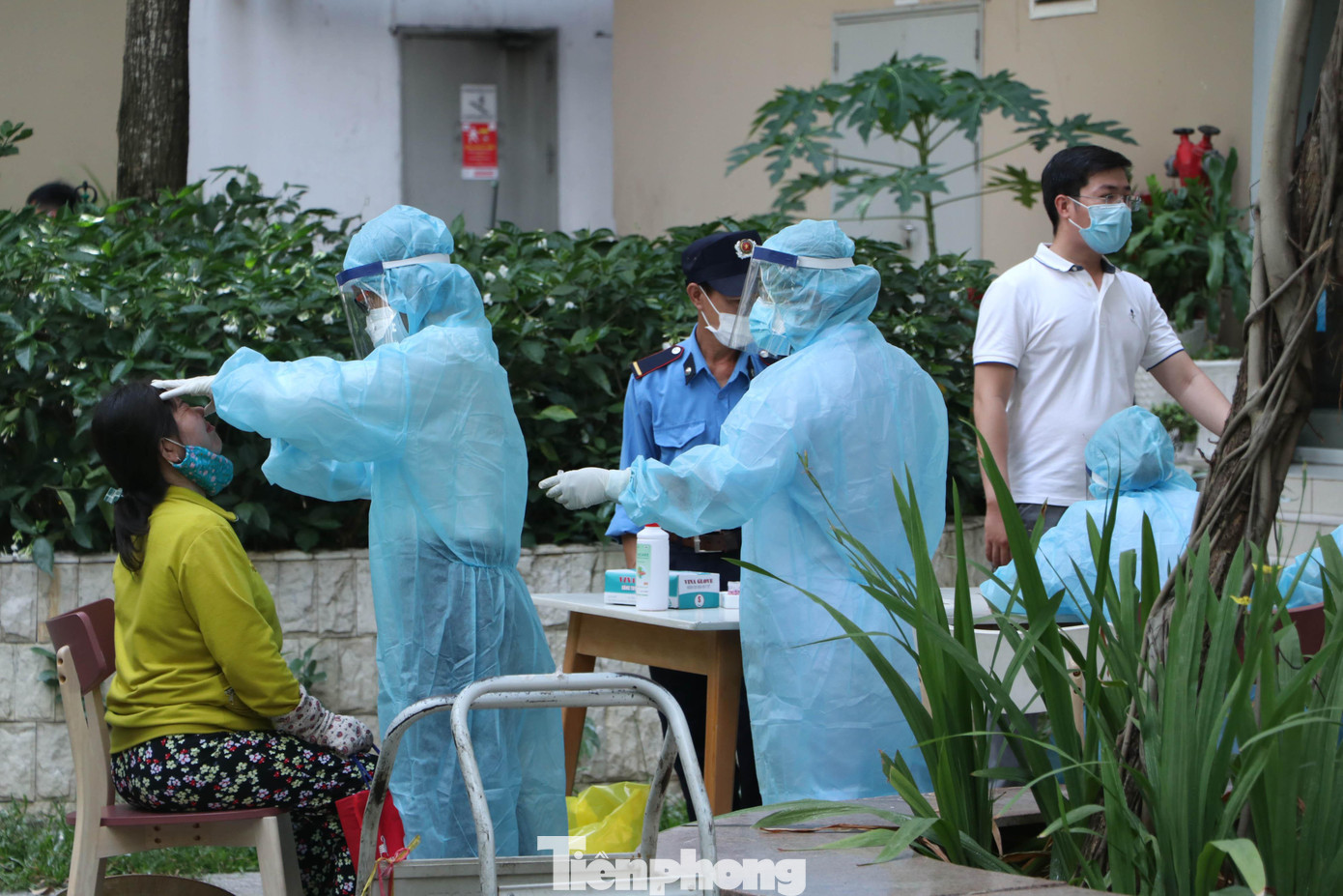 Lực lượng chức năng lấy mẫu xét nghiệm cho 6.000 người trong chung cư.