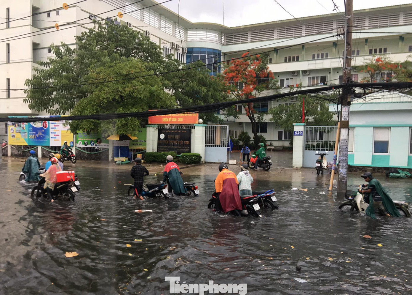 Đặc biệt, khu vực TP Thủ Đức có mưa rất lớn khiến nhiều tuyến đường ngập sâu hơn 40cm.