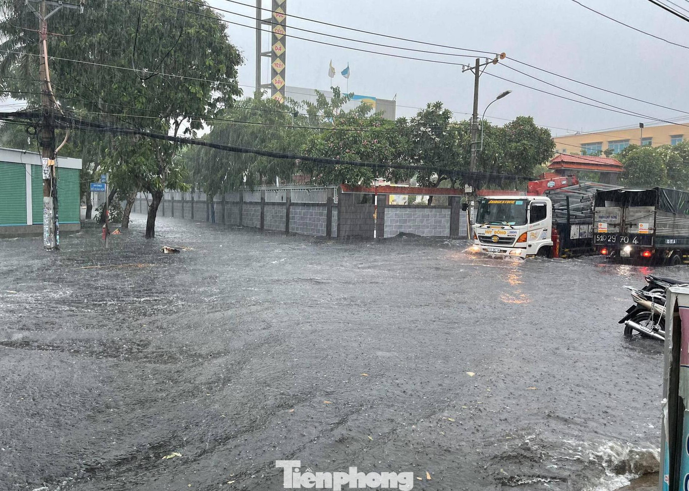 Từ đầu tháng 5 đến nay, khu vực TP Thủ Đức liên tục xảy ra mưa lớn gây ngập sâu nhiều tuyến đường. Chính quyền địa phương đã triển khai một số dự án thay cống lớn nhưng vẫn chưa thể triển khai khiến người dân chịu khổ mỗi khi mưa lớn.