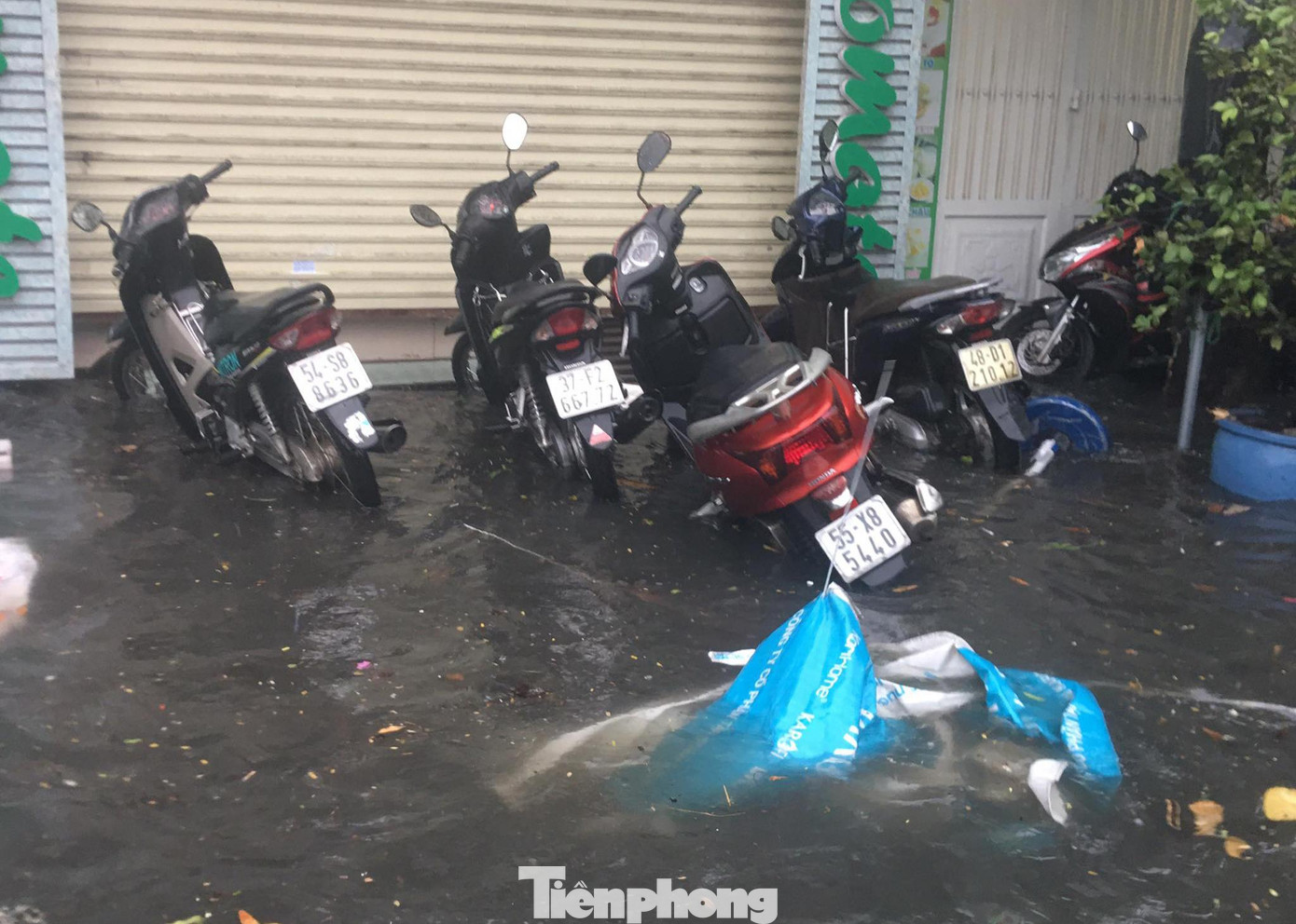 Nước ngập từ ngoài đường tràn lên vỉa hè, cháy vào nhà dân.