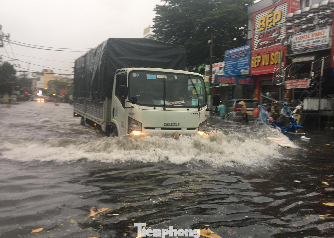 Đường ngập sâu tạo thành sóng lớn mỗi khi có ô tô lớn chạy qua.