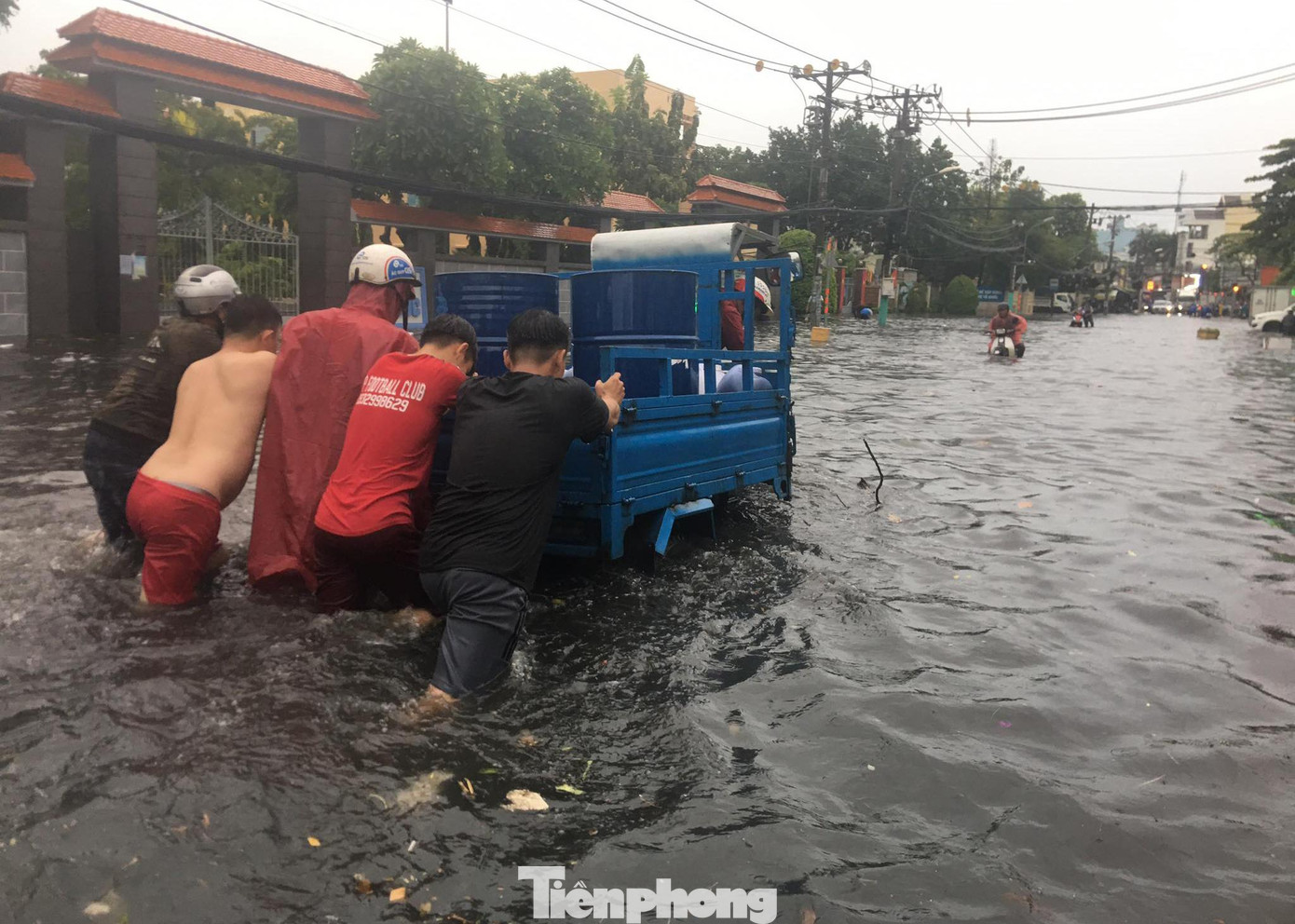 Ngập sâu khiến hàng loạt phương tiện chết máy giữa đường.