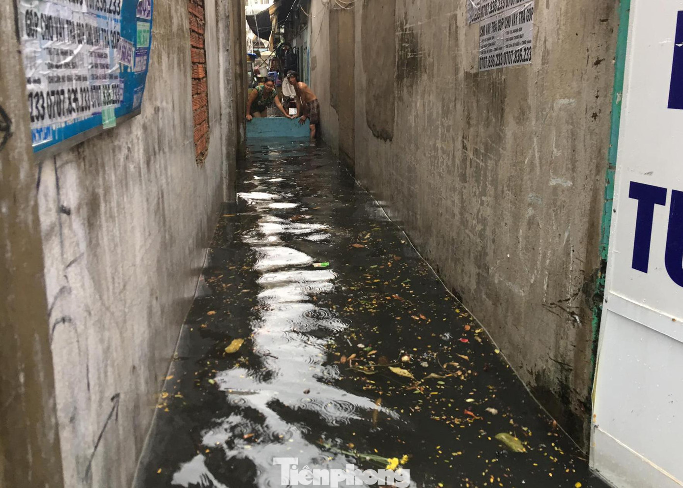 Nước từ ngoài đường tràn vào các con hẻm gây ngập sâu.