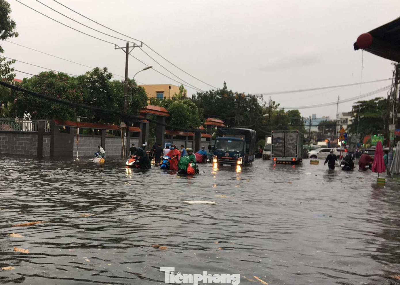 Các tuyến đường như Phạm Văn Đồng, Kha Vạn Cân, Tô Ngọc Vân ngập rất sâu, có nơi gần đến yên xe máy.