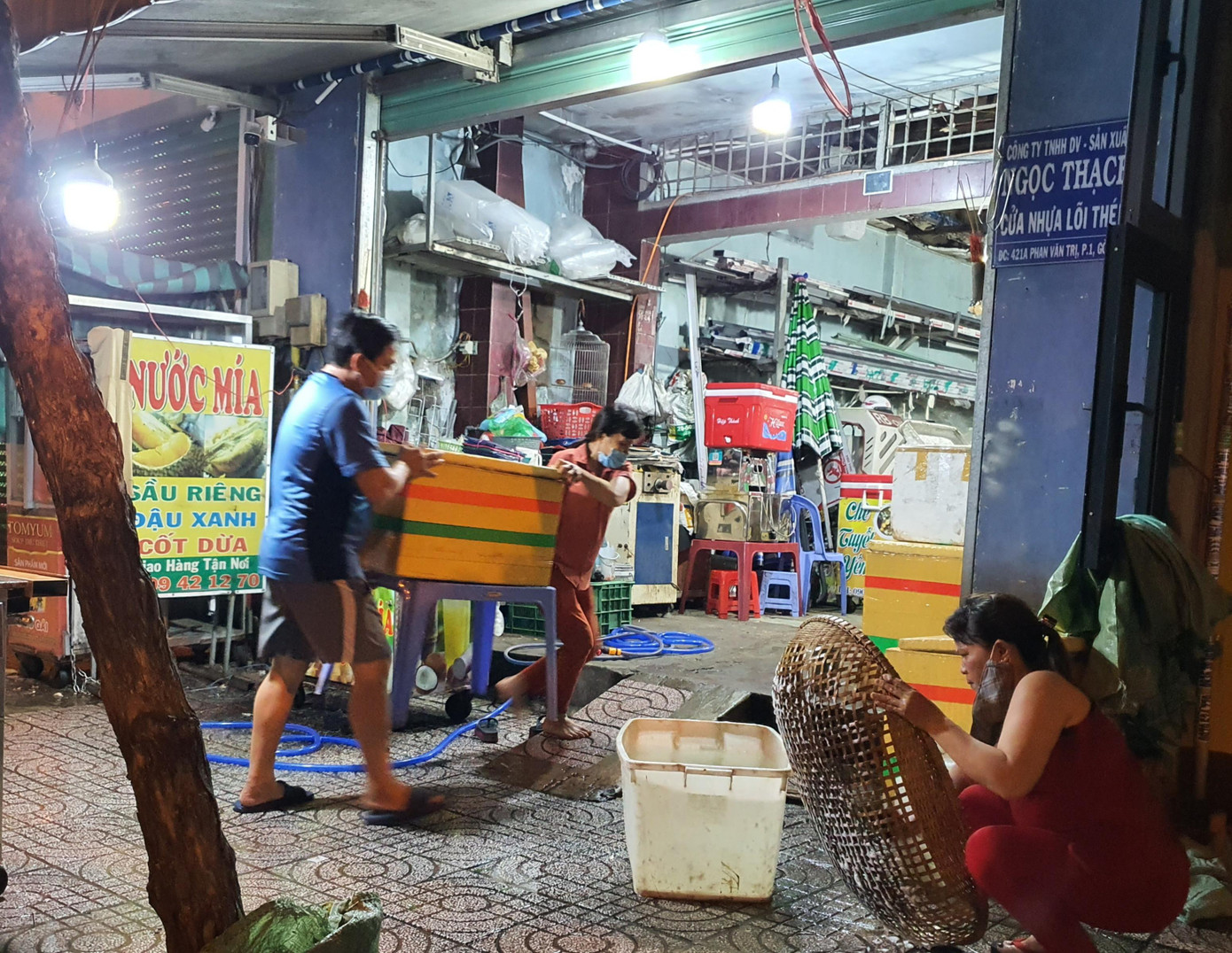 Các cơ sở dịch vụ ăn uống khẩn trương dọn dẹp trước 0h ngày 31/5.