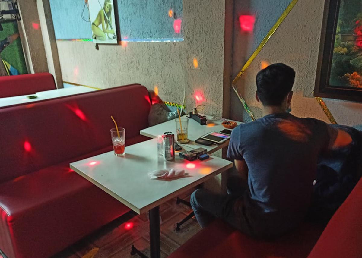 Các cô gái rời đi để lại nam thanh niên ngồi một mình. Các cô gái rời đi để lại nam thanh niên ngồi một mình.