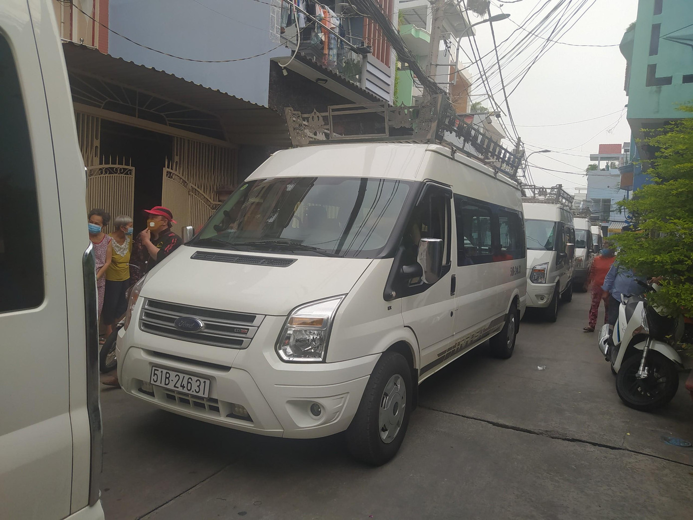 Đoàn xe đưa thi thể các nạn nhân ghé ngang qua căn nhà trước khi đưa về quê an táng.