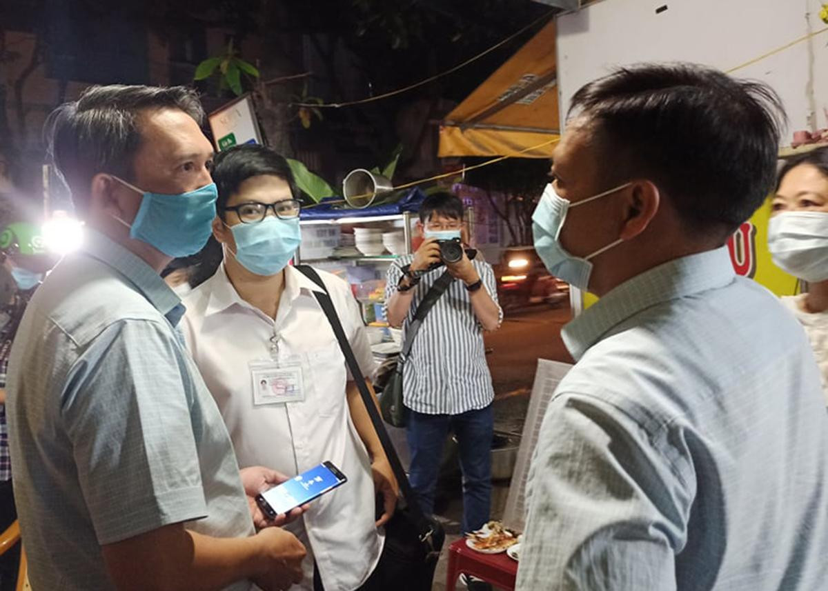 Lực lượng chức năng làm việc với chủ quán ốc. Lực lượng chức năng làm việc với chủ quán ốc.