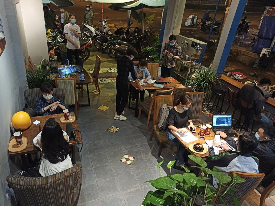 Một quán cà phê phục vụ hàng chục khách bị xử phạt. Một quán cà phê phục vụ hàng chục khách bị xử phạt.
