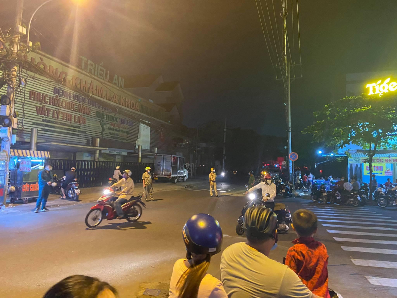 Tuyến đường qua hiện trường bị phong tỏa.