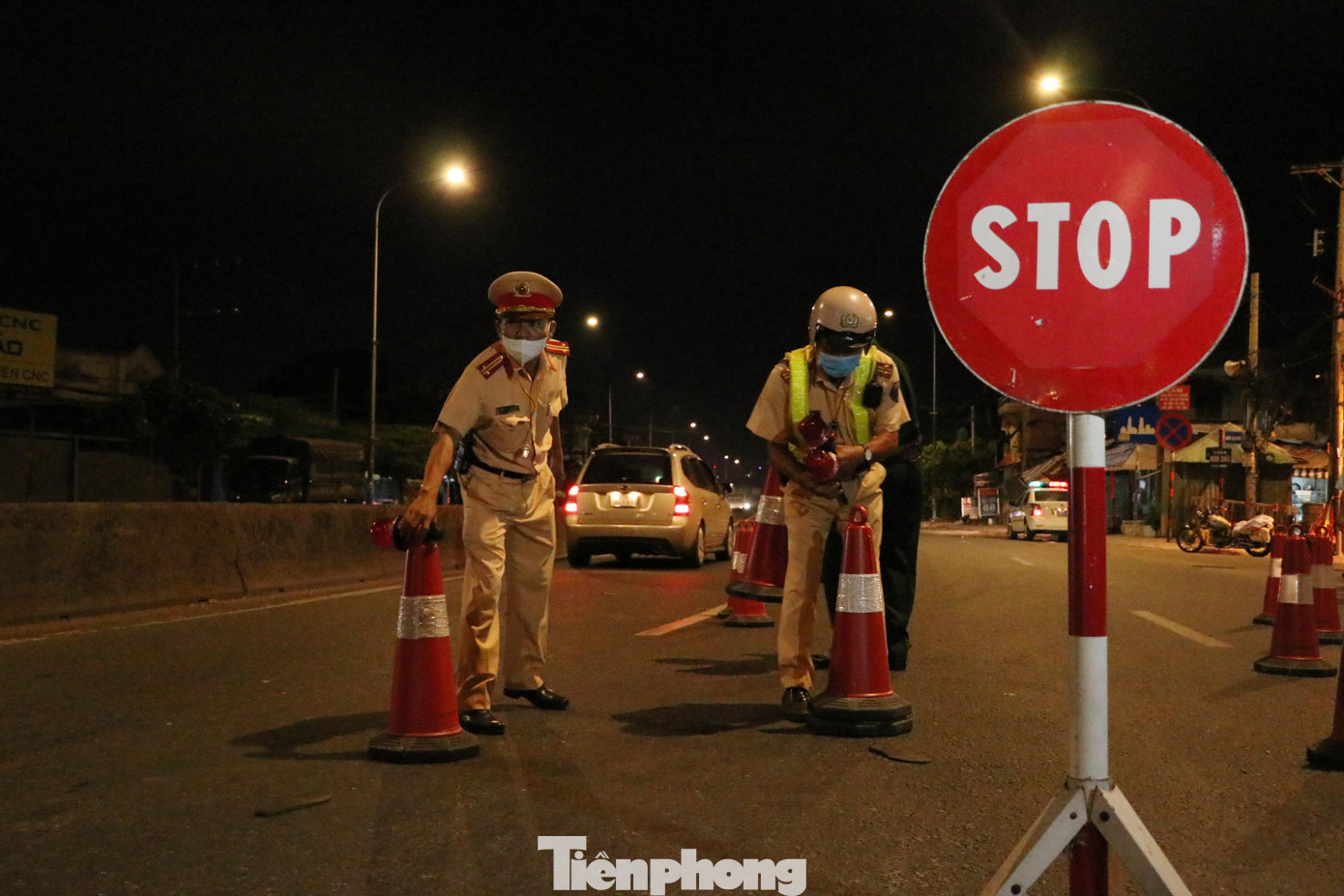 Tại chốt kiểm soát dịch COVID-19 ở quốc lộ 13, TP Thủ Đức,việc chuẩn bị được thực hiện từ khoảng 23h đêm 14/5.