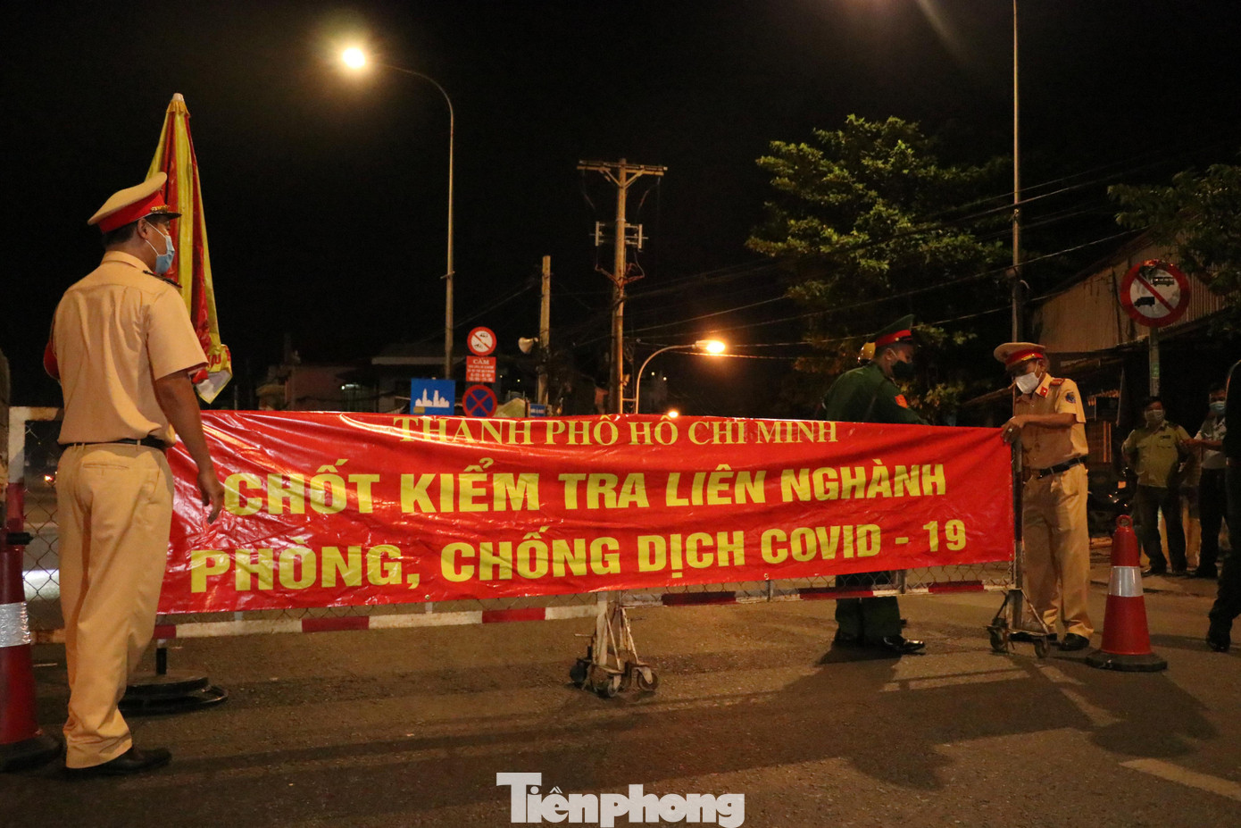 Công tác chuẩn bị thành lập chốt được các đơn vị thực hiện từ khuya 14/5 với đầy đủ biển báo, đèn chớp để đảm bảo an toàn giao thông cho các phương tiện lưu thông vào ban đêm.