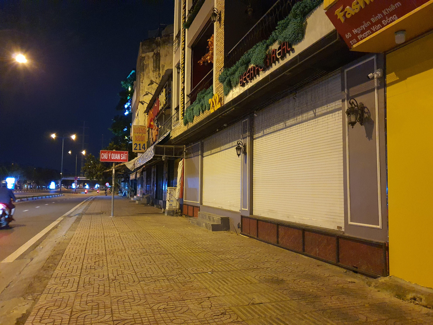 Các con phố trước đây hoạt động nhộn nhịp mửa đêm về sáng thì nay đã dọn dẹp sạch sẽ, đóng cửa chống dịch.