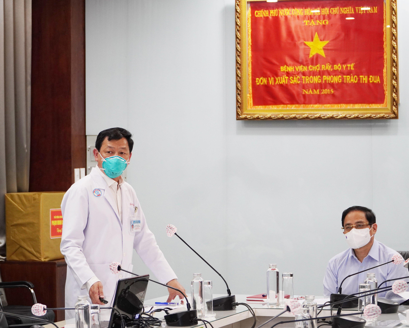 TS.BS Nguyễn Tri Thức - Giám đốc BV Chợ Rẫy báo cáo về hoạt động của bệnh viện với đoàn công tác. Ảnh: An Mỹ.