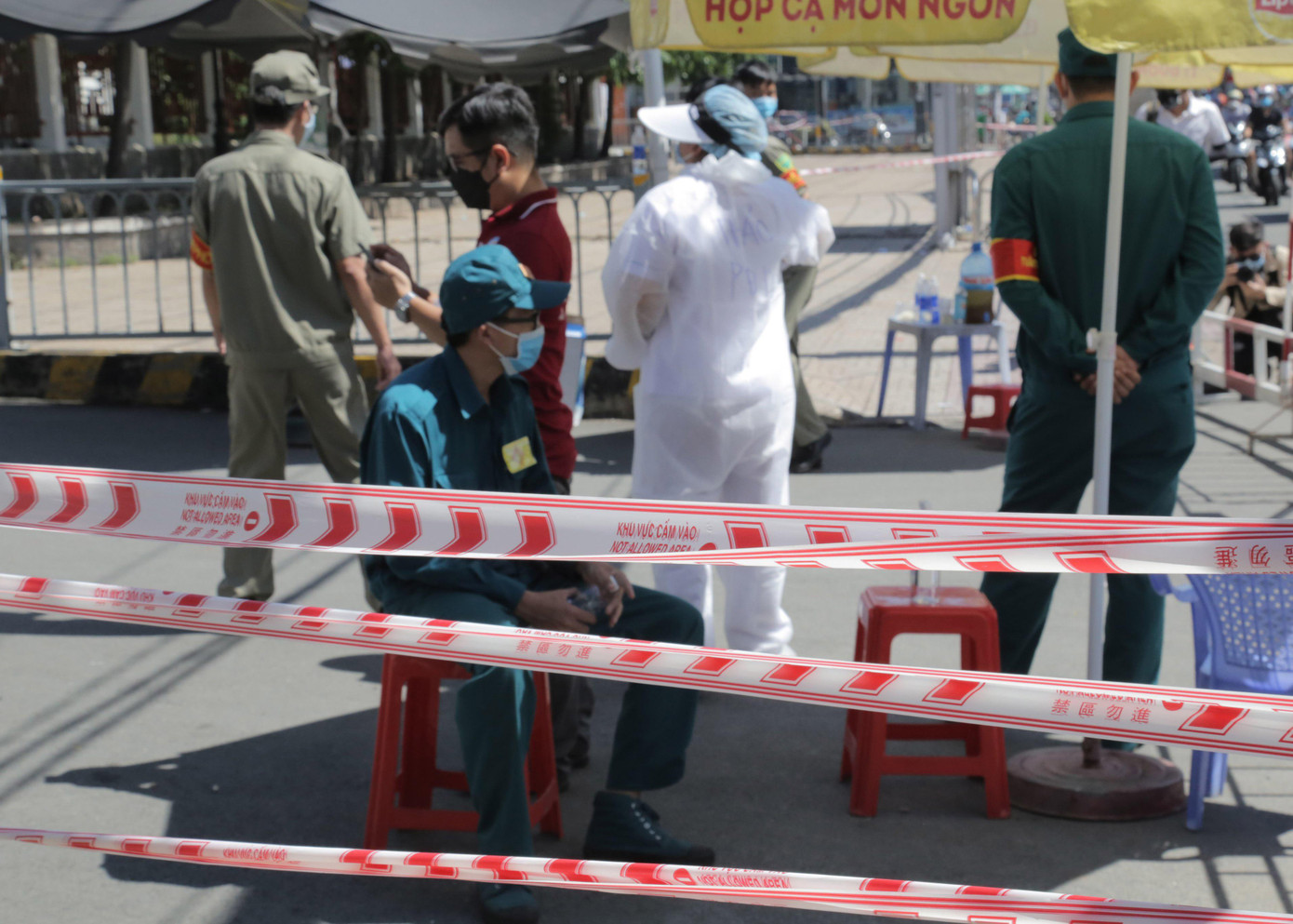 Bên cạnh đó, bệnh viện đã triển khai xét nghiệm toàn bộ nhân viên y tế, bệnh nhân và thân nhân bệnh nhân đang có mặt tại bệnh viện trong ngày 27/5 và 28/5 để tầm soát cũng như đánh giá nguy cơ. Bên cạnh đó, bệnh viện đã triển khai xét nghiệm toàn bộ nhân viên y tế, bệnh nhân và thân nhân bệnh nhân đang có mặt tại bệnh viện trong ngày 27/5 và 28/5 để tầm soát cũng như đánh giá nguy cơ.