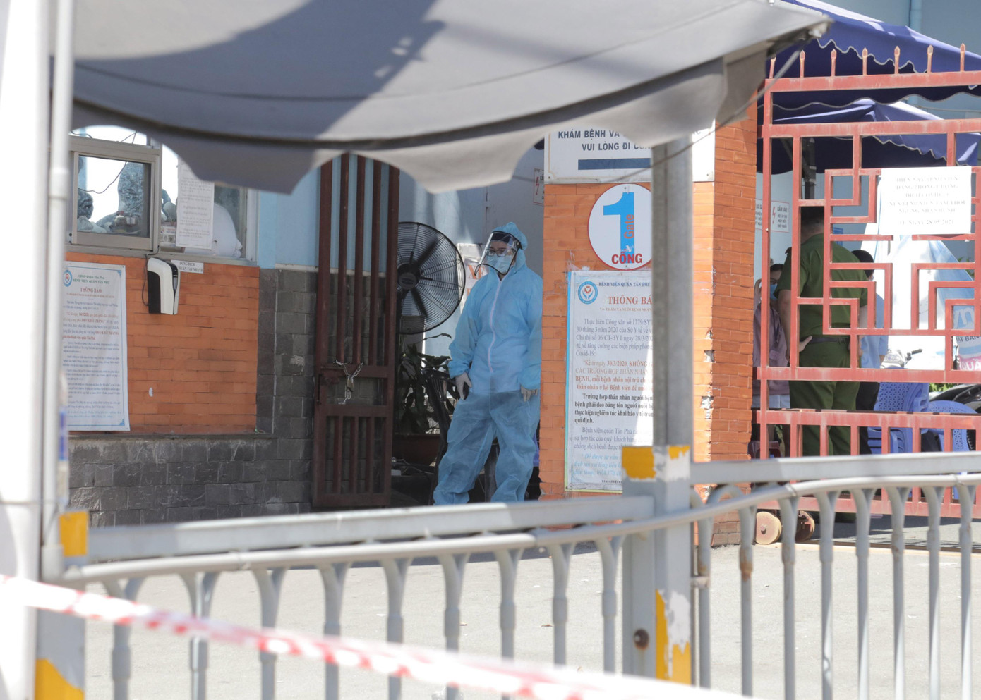 Qua điều tra sơ bộ, 3 ca nghi nhiễm này cùng 1 gia đình gồm bố mẹ và con gái, cư trú tại phường Tây Thạnh, quận Tân Phú. Gia đình này đều là hội viên của Hội Thánh truyền giáo Phục Hưng, cùng sinh hoạt vào ngày 16/5/2021. Qua điều tra sơ bộ, 3 ca nghi nhiễm này cùng 1 gia đình gồm bố mẹ và con gái, cư trú tại phường Tây Thạnh, quận Tân Phú. Gia đình này đều là hội viên của Hội Thánh truyền giáo Phục Hưng, cùng sinh hoạt vào ngày 16/5/2021.