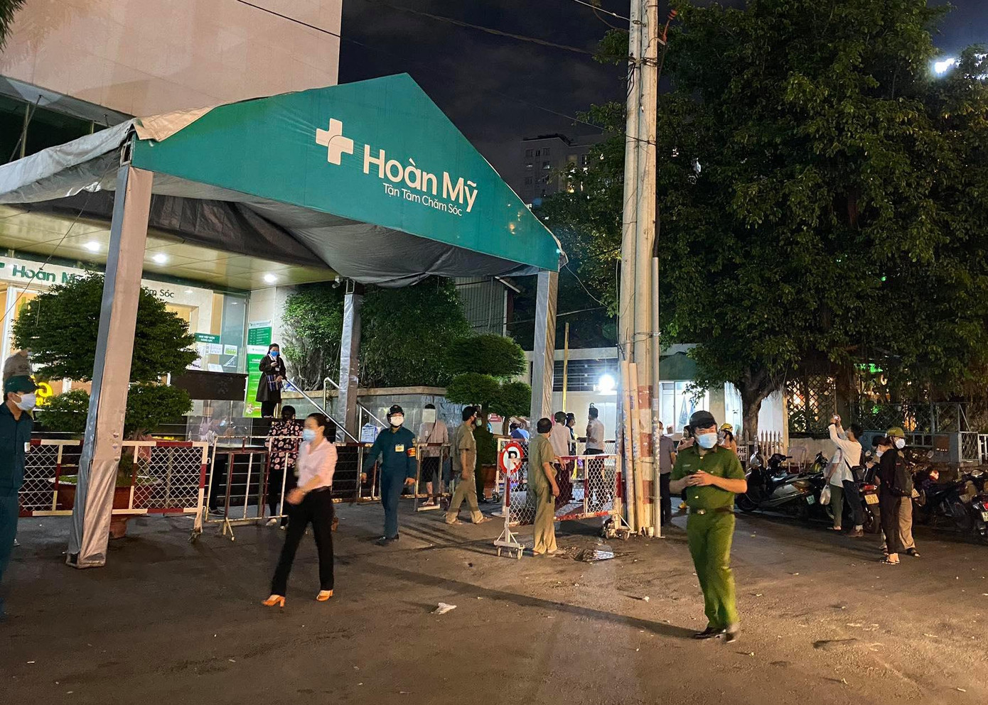 Cơ quan chức năng đang khẩn trương truy vết, lấy mẫu xét nghiệm COVID-19 với những người liên quan và đưa các trường hợp tiếp xúc gần với những người nghi mắc COVID-19 đi cách ly. Cơ quan chức năng đang khẩn trương truy vết, lấy mẫu xét nghiệm COVID-19 với những người liên quan và đưa các trường hợp tiếp xúc gần với những người nghi mắc COVID-19 đi cách ly.