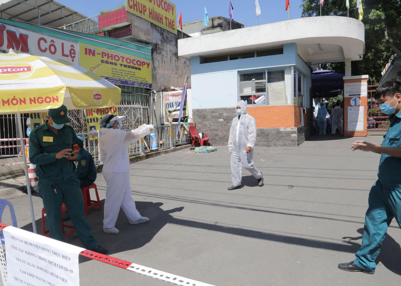 Bệnh viện tạm thời ngưng nhận bệnh nhân từ sáng ngày 28/5, để khẩn trương tiến hành điều tra, truy vết các trường hợp tiếp xúc với 3 ca nghi nhiễm, phun khử khuẩn bệnh viện, cách ly các trường hợp có liên quan. Bệnh viện tạm thời ngưng nhận bệnh nhân từ sáng ngày 28/5, để khẩn trương tiến hành điều tra, truy vết các trường hợp tiếp xúc với 3 ca nghi nhiễm, phun khử khuẩn bệnh viện, cách ly các trường hợp có liên quan.