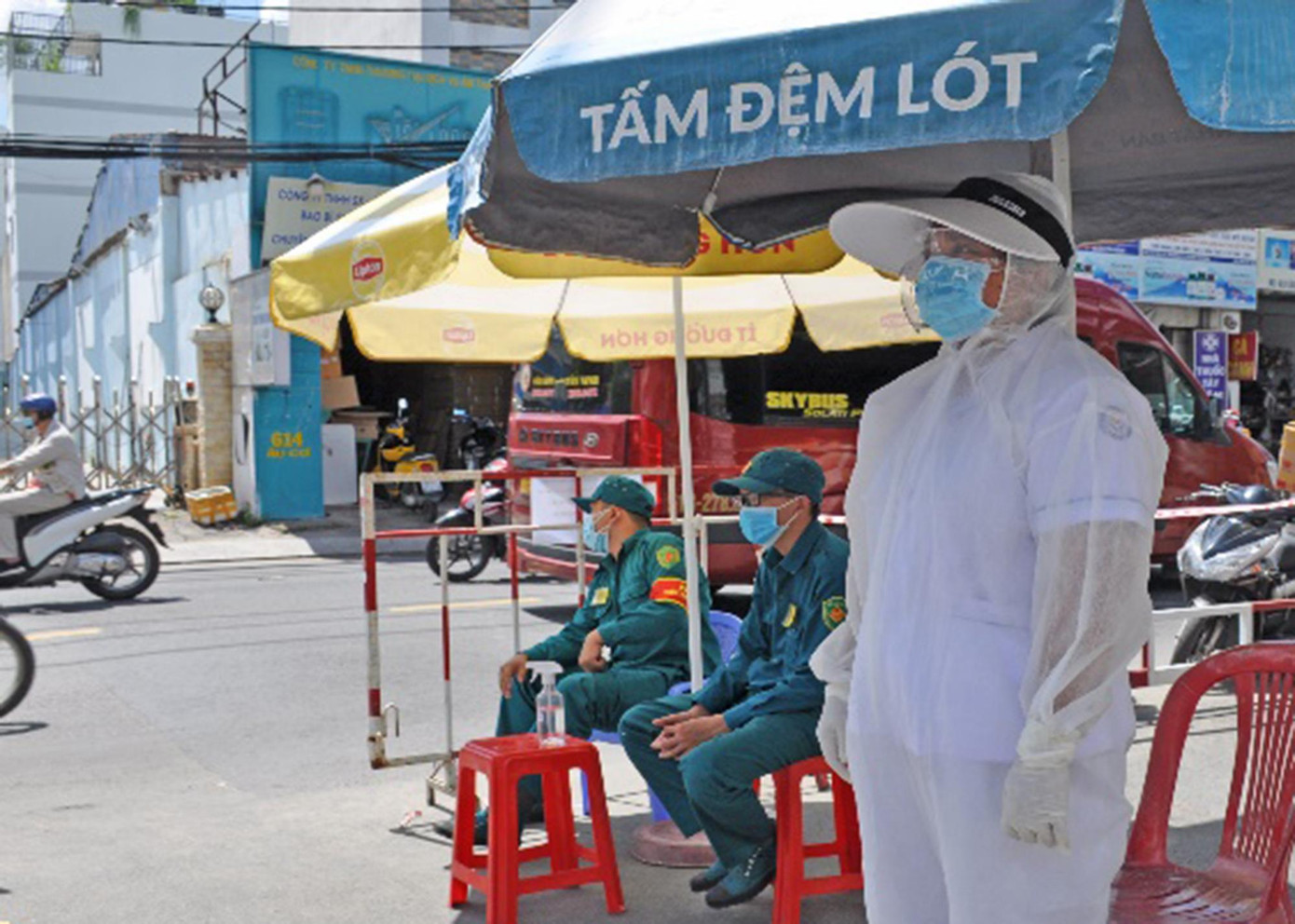 Tại khoa khám, nhân viên y tế khai thác thêm thông tin thì biết 3 người này là hội viên Hội thánh nên đã chuyển ngay 3 trường hợp này xuống phòng cách ly tạm thời, lấy mẫu xét nghiệm. Tại khoa khám, nhân viên y tế khai thác thêm thông tin thì biết 3 người này là hội viên Hội thánh nên đã chuyển ngay 3 trường hợp này xuống phòng cách ly tạm thời, lấy mẫu xét nghiệm.