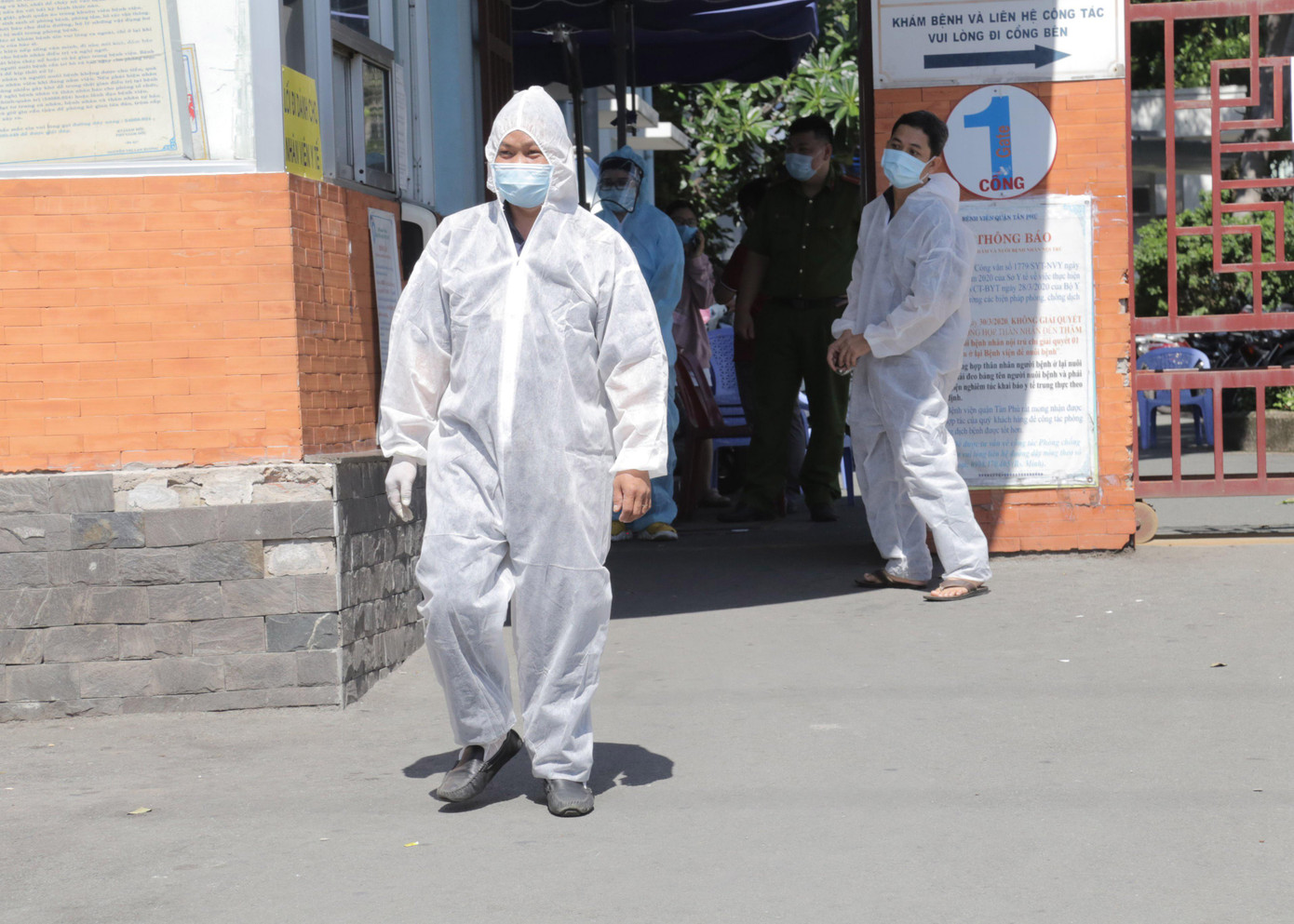 Cả 3 đều có dấu hiệu sốt, ho, mệt mỏi đi khám bệnh tại Bệnh viện quận Tân Phú. Khi đi khám bệnh, 3 trường hợp khai báo không trung thực nên được chuyển đến khám tại khoa Tai Mũi họng. Cả 3 đều có dấu hiệu sốt, ho, mệt mỏi đi khám bệnh tại Bệnh viện quận Tân Phú. Khi đi khám bệnh, 3 trường hợp khai báo không trung thực nên được chuyển đến khám tại khoa Tai Mũi họng.