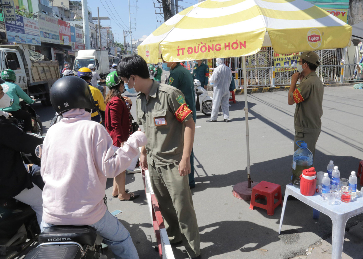 Qua xác minh ban đầu, có 9 nhân viên y tế được được đánh giá có tiếp xúc gần với 3 ca nghi nhiễm này. Các trường hợp này được cách ly tạm thời tại khu cách ly của bệnh viện và được đưa đi cách ly tập trung sau đó. Qua xác minh ban đầu, có 9 nhân viên y tế được được đánh giá có tiếp xúc gần với 3 ca nghi nhiễm này. Các trường hợp này được cách ly tạm thời tại khu cách ly của bệnh viện và được đưa đi cách ly tập trung sau đó.