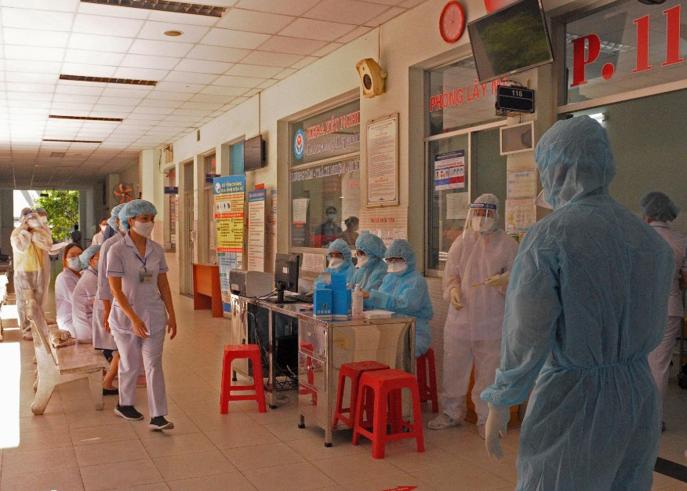 Một số bệnh viện phải tạm ngưng nhận bệnh vì các ca mắc COVID-19 đến khám.