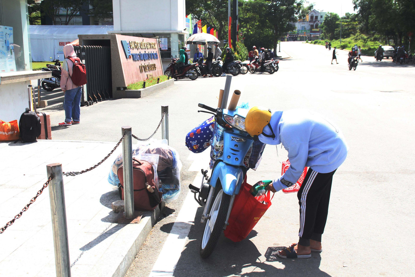 Sinh viên dọn đồ rời khỏi ký túc xá để nhường chỗ làm nơi cách ly tập trung. Sinh viên dọn đồ rời khỏi ký túc xá để nhường chỗ làm nơi cách ly tập trung.