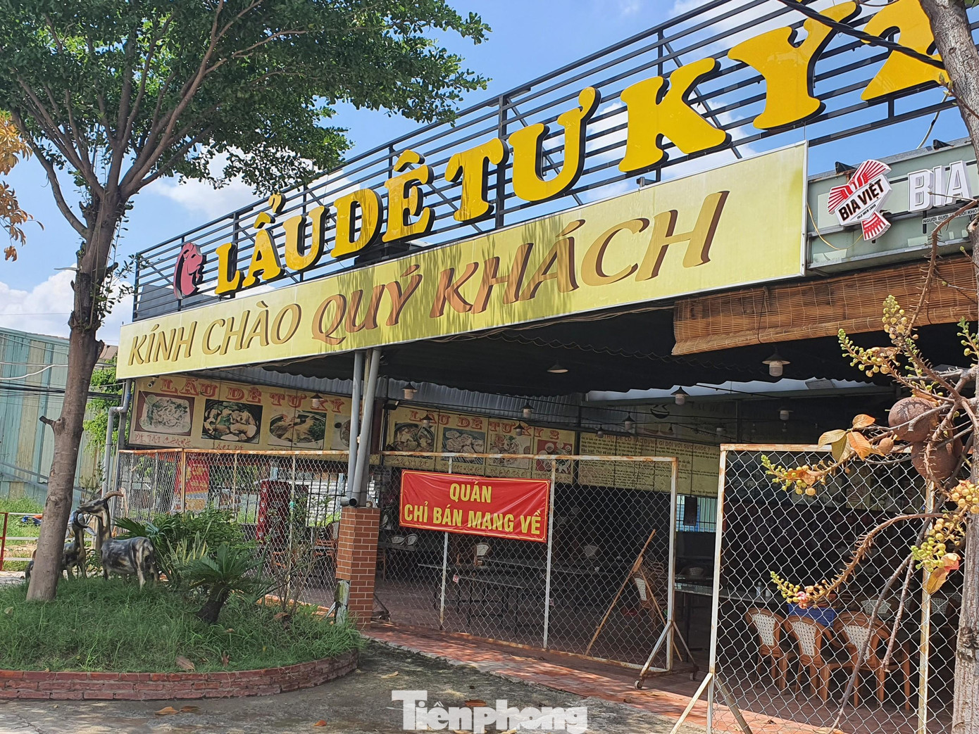 Không chỉ khu trung tâm Thành phố, các điểm kinh doanh dịch vụ ăn uống ở ngoại thành cũng tuân thủ nghiêm chỉ thị của UBND TPHCM về quy định phòng chống dịch. Trong ảnh: quán nhậu trên địa bàn quận 12, TPHCM đóng cửa, chỉ phục vụ khách mua mang về.