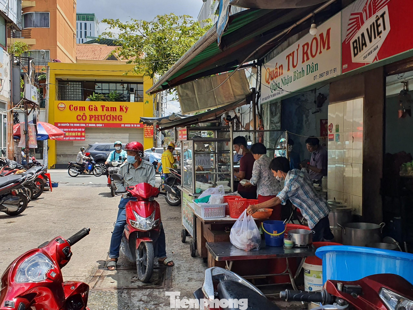 Theo ghi nhận của phóng viên, tại khu vực quận 1, TPHCM, hầu hết các cơ sở đều chấp hành tốt yêu cầu của thành phố. Các quán ăn chỉ bán mang về, không phục vụ khách tại chỗ vào sáng nay.